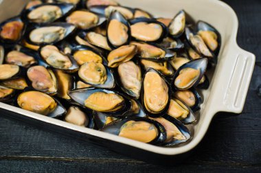 Siyah arka planda ham midyeler.