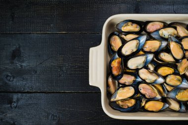 Siyah arka planda ham midyeler.