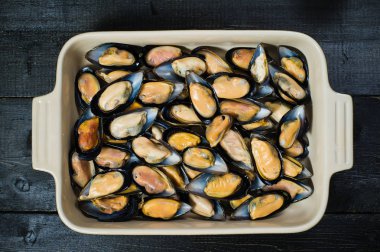 Siyah arka planda ham midyeler.