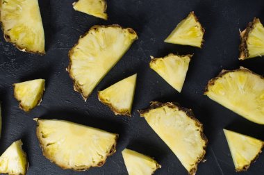 Metin için alan ile siyah arka plan üzerinde ananas dilimleri.