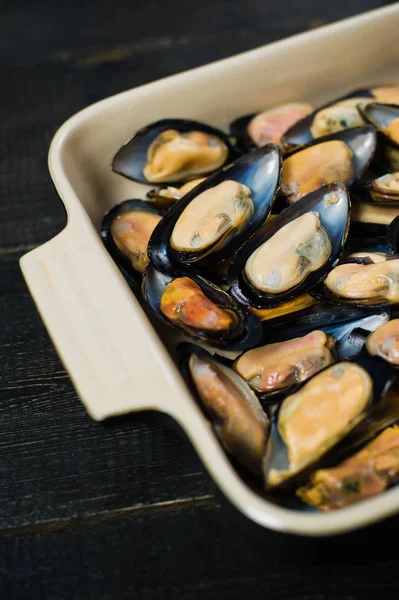 Siyah arka planda ham midyeler.