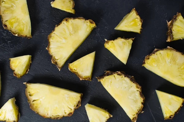 Metin için alan ile siyah arka plan üzerinde ananas dilimleri.