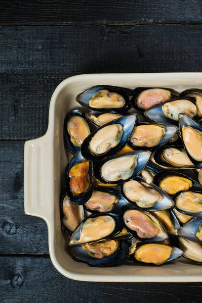 Siyah arka planda ham midyeler.