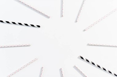 Beyaz arka planda içmek için çok renkli pipetler kavramı.