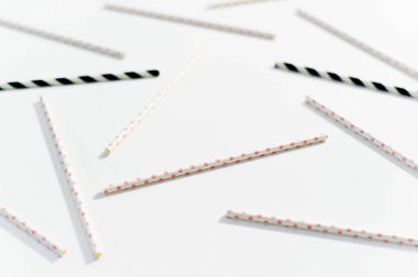 Beyaz arka planda içmek için çok renkli pipetler kavramı.