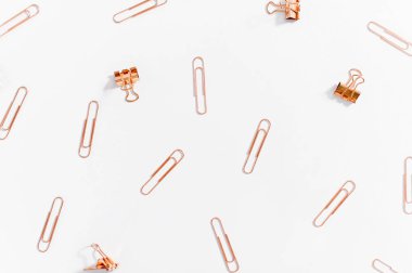 Beyaz arka plan üzerinde ataş bakır renk.