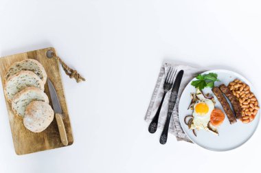 Beyaz arka planda gri bir tabakta İngiliz Kahvaltısı.