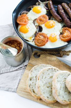 Beyaz bir arka plan üzerinde bir tavada domates ile Omlet.