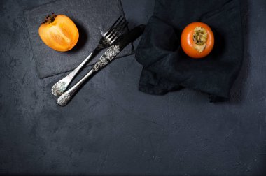 Sağlıklı tatlı - siyah bir arka plan üzerinde hurma.