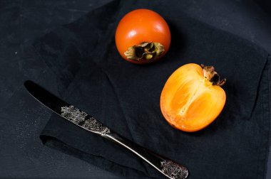 Metin için alan ile siyah kumaş üzerinde Trabzon hurma.