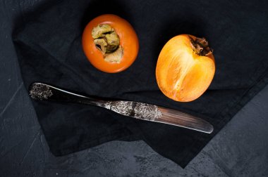 Olgun hurma, metin için boşluk ile siyah arka plan üzerinde bıçak.