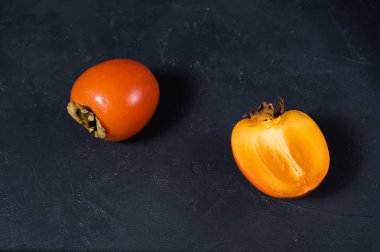 Metin için alan ile siyah arka plan üzerinde Olgun hurma.