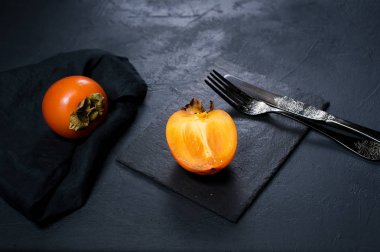 Siyah arka plan üzerine organik biyo hurma.