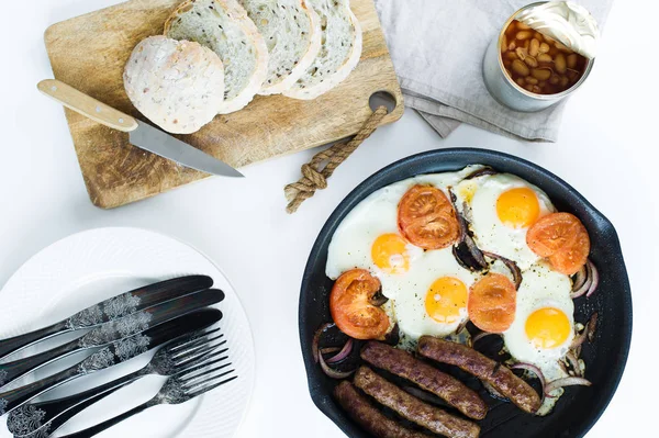 English Desayuno en sartén sobre fondo blanco . —  Fotos de Stock