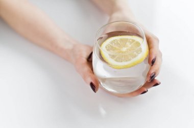 eller limon ile berrak su bir bardak tutarak.