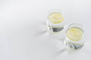 limon ile saf su iki bardak.