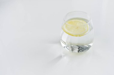 limon ile berrak su bardağı.