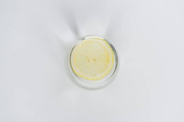 limon ile berrak su bardağı.