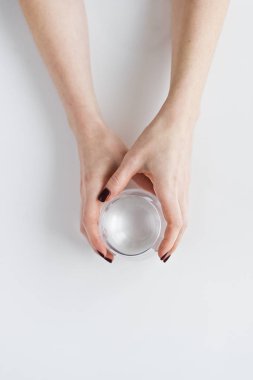 eller temiz su bir bardak tutarak.