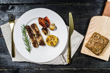 champignons, biber ve c garnitür ile sığır şiş kebap