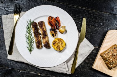 champignons, biber ve c garnitür ile sığır şiş kebap