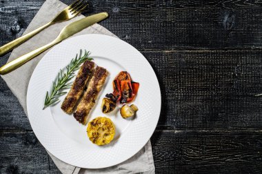 champignons, biber ve c garnitür ile sığır şiş kebap