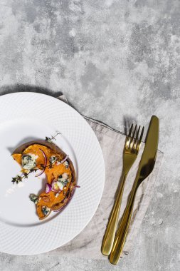 Gorgonzola ile Fırında kabak.