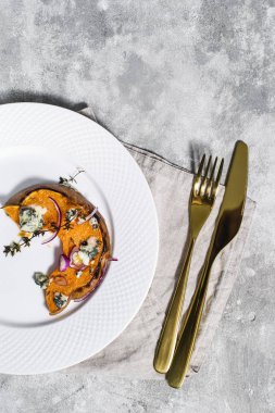 Gorgonzola ile Fırında kabak.
