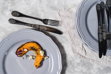 Gri plaka üzerinde Gorgonzola ile Fırında kabak.