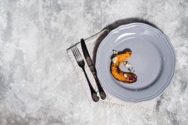 Gri plaka üzerinde Gorgonzola ile Fırında kabak.