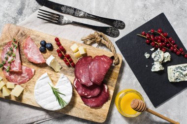 Prosciutto, salam, Parmesan peyniri, brie ile İtalyan antipasto
