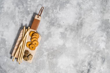 ahşap doğrama Tahtası üzerinde kraker seti, bal.