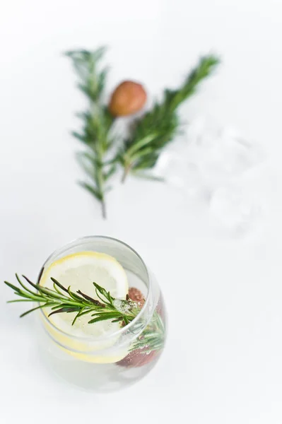 Vaso de agua clara con limón, romero . — Foto de Stock
