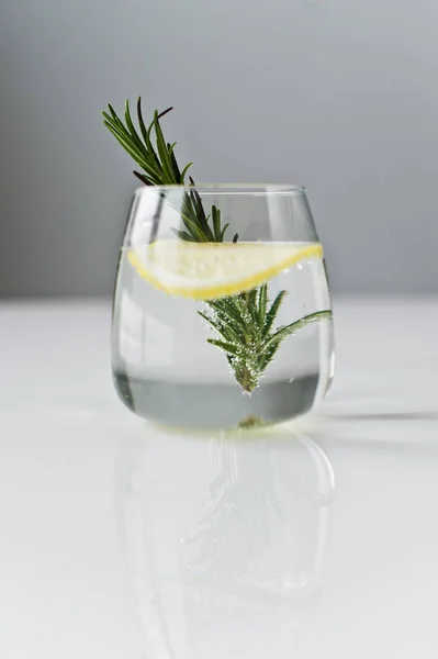 Glasse de agua pura con limón, romero . — Foto de Stock
