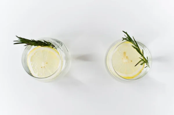 Glasse de agua pura con limón, romero . — Foto de Stock
