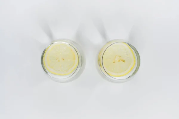 Due bicchieri di acqua pura con limone . — Foto Stock