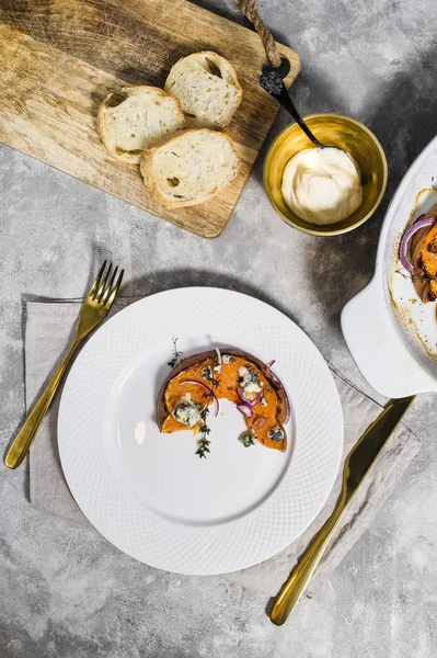 Gebakken pompoen met Gorgonzola. — Stockfoto