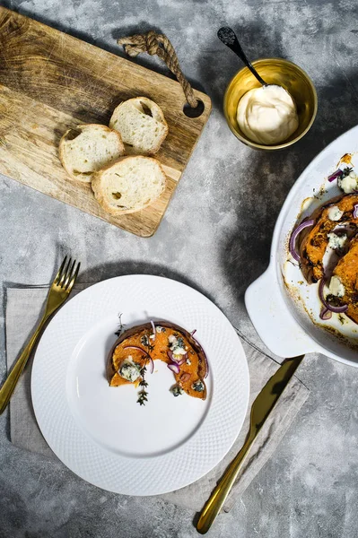 Gebakken pompoen met Gorgonzola. — Stockfoto