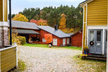10.2019 Porvoo, Finlandiya. Sonbahar manzarası, c 'deki kır evi.