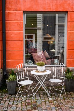 Masa ve iki beyaz sandalye sokak kafesi. Porvoo, Finlandiya