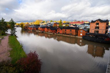 10.10.2019 Porvoo, Finlandiya - Riv 'deki tarihi kırmızı ahır evleri