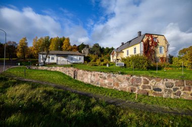 Sonbaharda güzel bahçeli Eski Ev. Helsinki 'nin banliyösü, Finlan