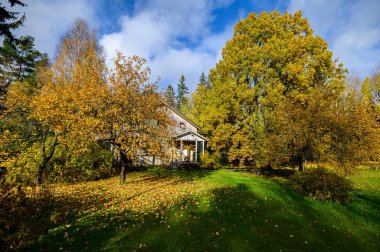 Sonbaharda güzel bahçeli Eski Ev. Helsinki 'nin banliyösü, Finlan