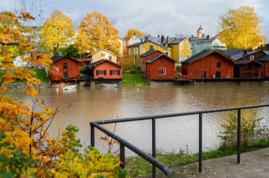 Kırmızı evleri ve ahırları olan granit set. Güzel otomatik