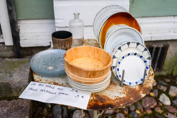 10.10.2019 Porvoo, Finland. flea market with dishes — Stockfoto