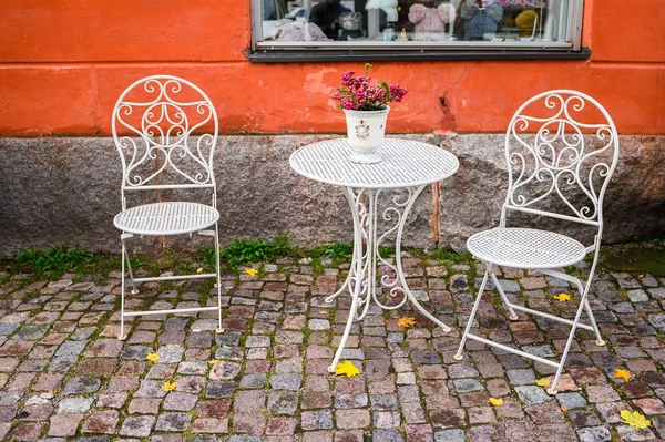 Table and two white chairs street cafe. Porvoo, Finland — Stockfoto