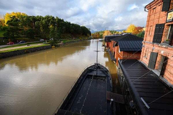 Classic old wood red houses and their reflection in river. Porvo — Stock Photo, Image