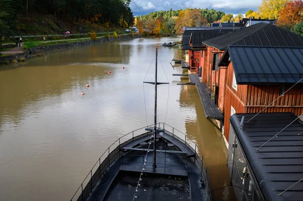 10.10.2019 Porvoo, Finland - Historic red barn houses on the riv — Stock Photo, Image