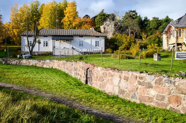 Antigua casa con bonito jardín en otoño. Suburbio de Helsinki, Finlan — Foto de Stock