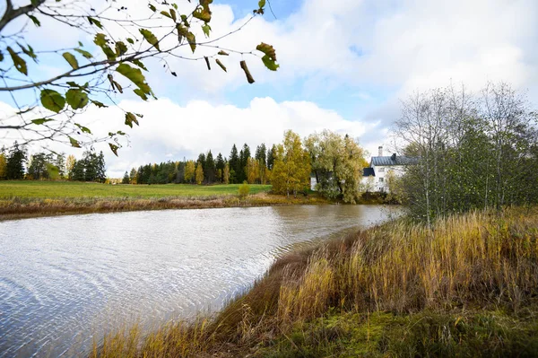 The River among the fields, the white house on the shore. Beauti — Stock Photo, Image